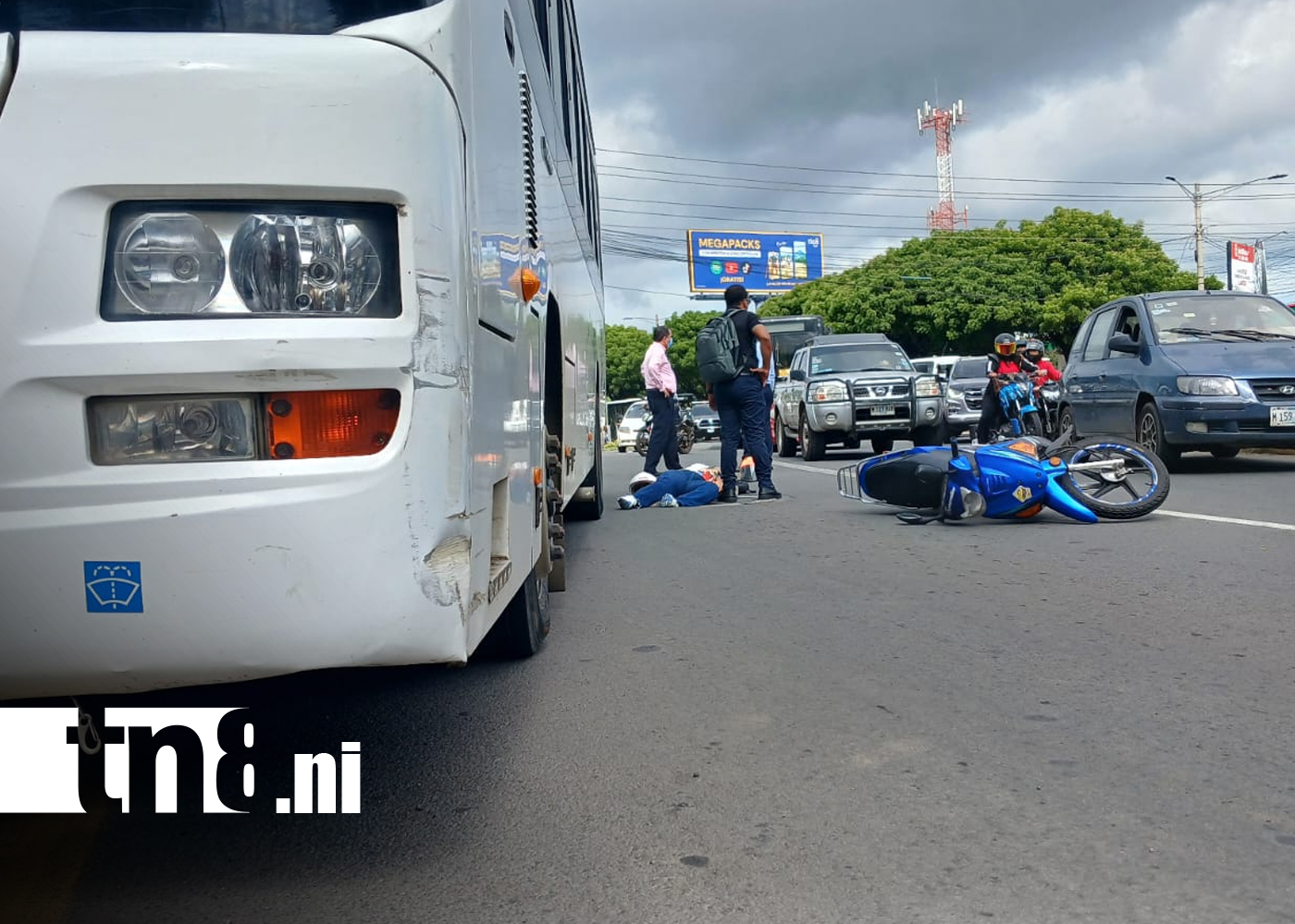Foto: Pasajera de motocicleta se salva de morir bajo las llantas de un bus en Managua/ TN8