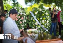 Familiares y vecinos despide a joven víctima de atroz femicidio en Managua Foto: Amigos y familiares claman justicia en Managua/ TN8