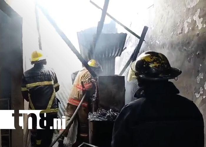 Foto: Vecinos y bomberos evitan tragedia en Managua /TN8