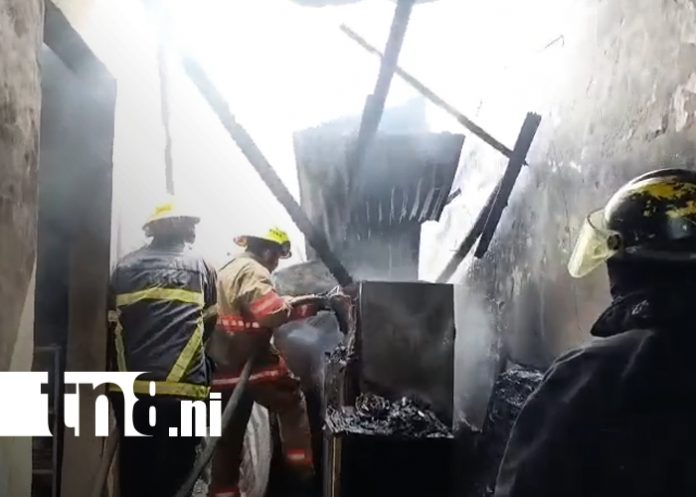 Foto: Vecinos y bomberos evitan tragedia en Managua /TN8 Foto: Vecinos y bomberos evitan tragedia en Managua /TN8