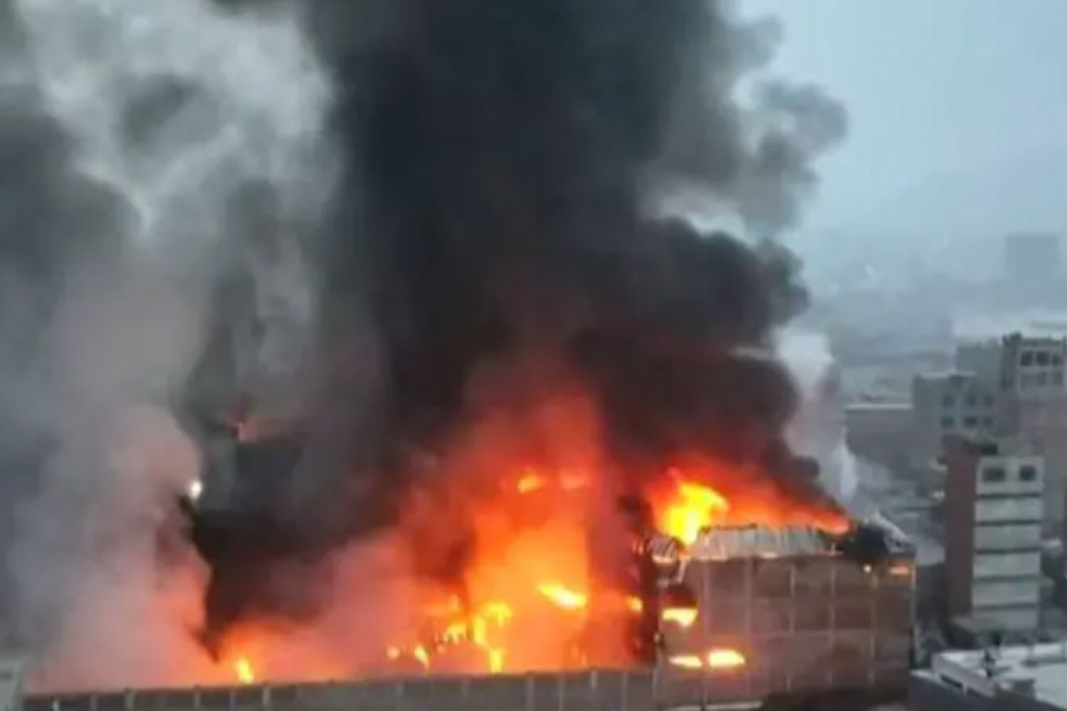 Foto: Infierno en la capital de Perú: llamas arrasan barrios y dejan heridos/ Cortesía