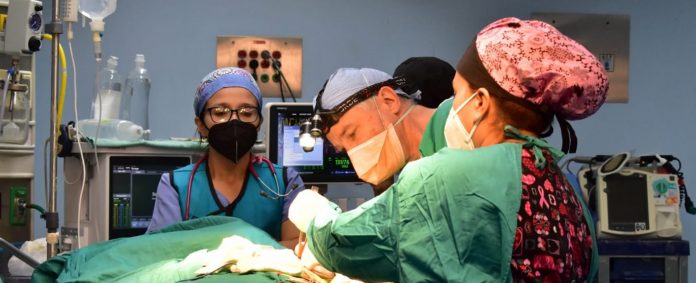 Especialistas nicaragüenses y estadounidenses realizan cirugías de corazón abierto en León/cortesia Especialistas nicaragüenses y estadounidenses realizan cirugías de corazón abierto en León/cortesia