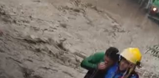 Foto: Desafiar las corrientes en El Jobo casi le cuesta la vida a repartidores de bebidas /TN8