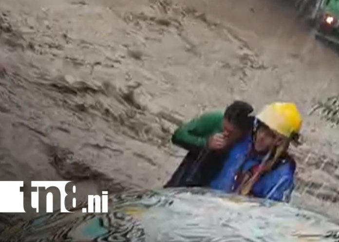 Foto: Desafiar las corrientes en El Jobo casi le cuesta la vida a repartidores de bebidas /TN8