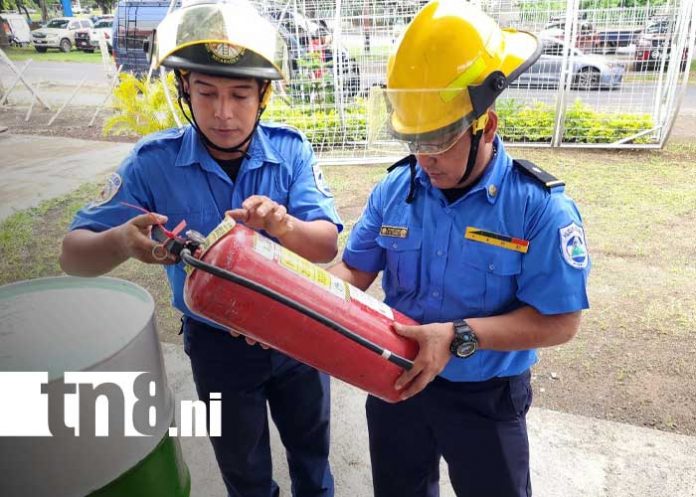 Foto: Inspección de puestos de pólvora por parte de bomberos / TN8 Foto: Inspección de puestos de pólvora por parte de bomberos / TN8