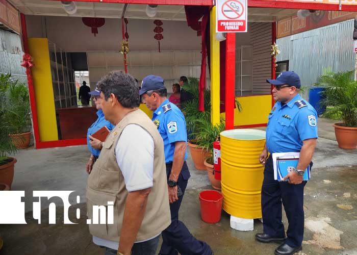 Foto: Inspección de puestos de pólvora por parte de bomberos / TN8