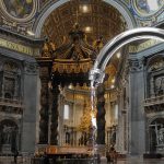 Hombre orina la Basílica de San Pedro en el Vaticano