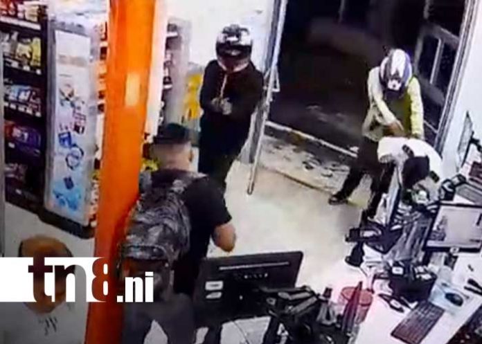 Foto: Robo armado en una tienda de conveniencia de un barrio de Managua / TN8 Foto: Robo armado en una tienda de conveniencia de un barrio de Managua / TN8