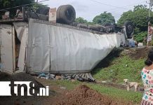 Seis lesionados en La Paz Centro, tras choque entre mototaxi y camión Foto: Accidente con camión y mototaxi en La Paz Centro, León / TN8