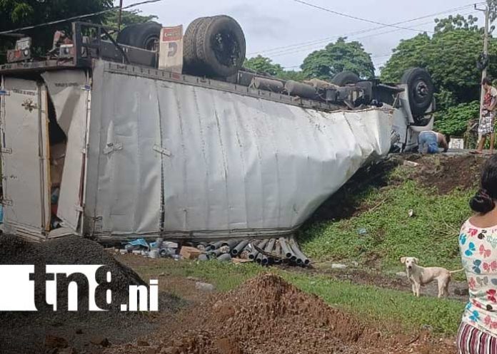 Foto: Accidente con camión y mototaxi en La Paz Centro, León / TN8 Foto: Accidente con camión y mototaxi en La Paz Centro, León / TN8