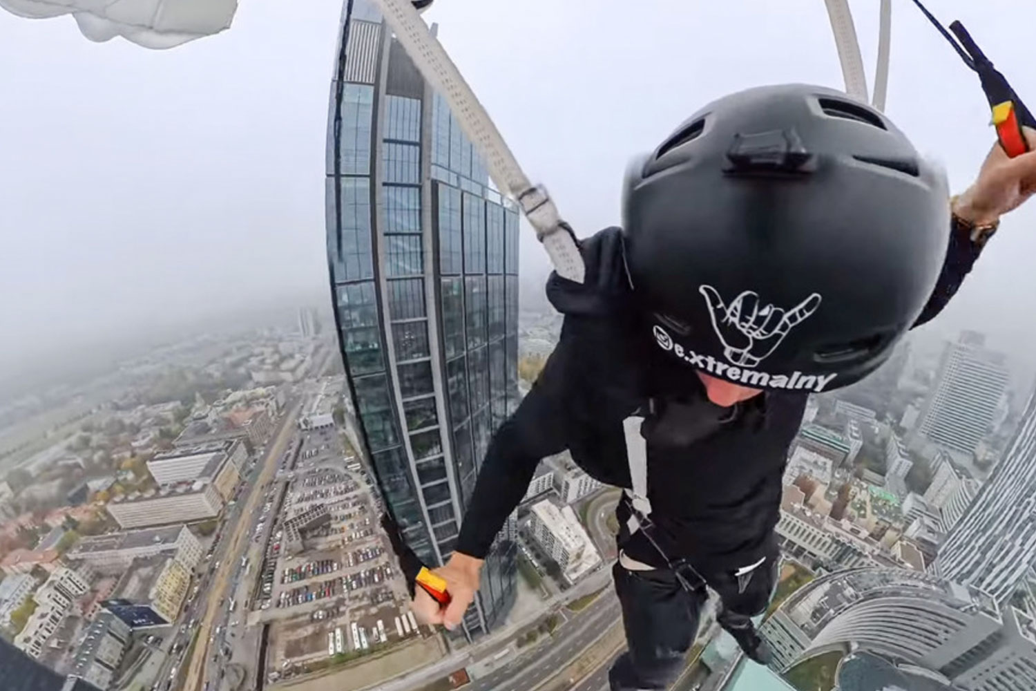 Foto: No apto para cardíacos: salto extremo desde 230 metros en Polonia/ Cortesía 