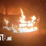 Vehículo toma fuego de manera misteriosa y asusta a vecinos en Granada Foto: Incendio en un carro desde una calle de Granada / TN8