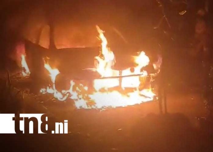 Foto: Incendio en un carro desde una calle de Granada / TN8 Foto: Incendio en un carro desde una calle de Granada / TN8