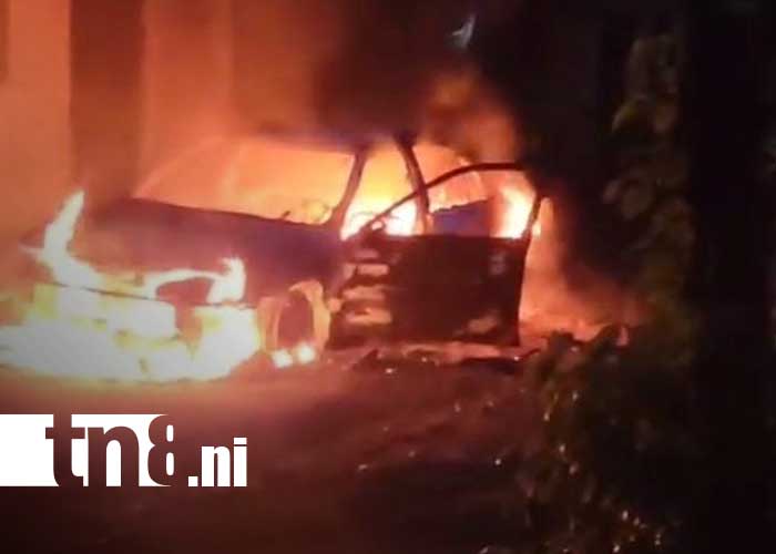 Foto: Incendio en un carro desde una calle de Granada / TN8