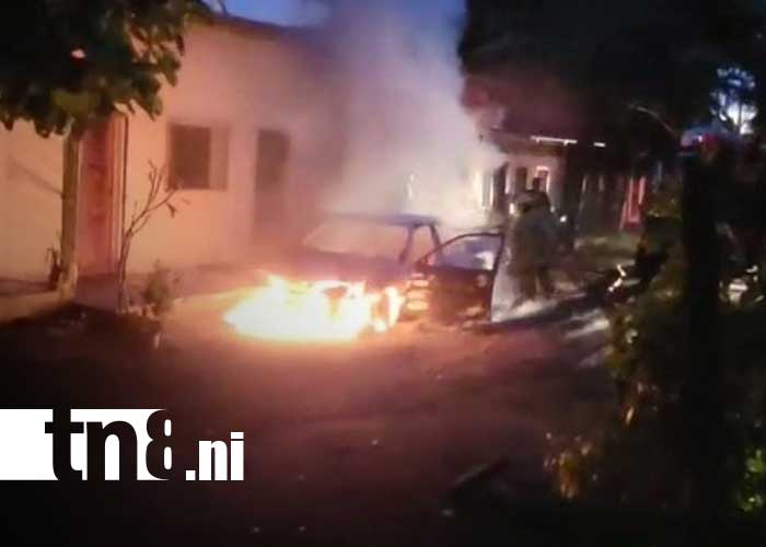 Foto: Incendio en un carro desde una calle de Granada / TN8