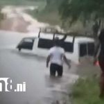 No hacen caso: Vehículo queda atrapado en quebrada crecida en Somotillo (VIDEO) Foto: Crecida de río en Somotillo, Chinandega / TN8