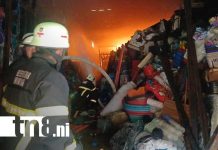 Gran incendio en una bodega de plásticos en sector de El Colonial, Managua Foto: Incendio en una bodega de plásticos en Managua / TN8
