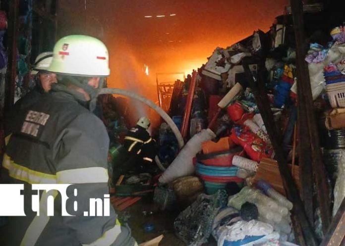 Foto: Incendio en una bodega de plásticos en Managua / TN8 Foto: Incendio en una bodega de plásticos en Managua / TN8