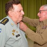 Cuba condecora al general Julio César Avilés con la Orden Playa Girón