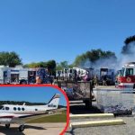 Impactante accidente en Texas: aeronave cae y varios vehículos arden