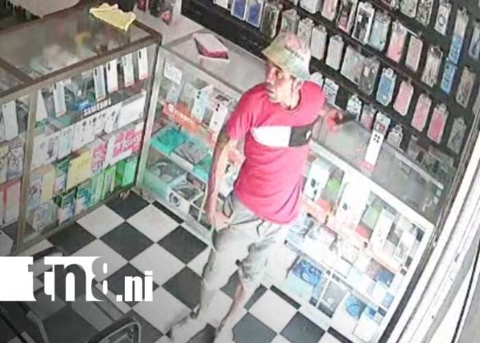 Foto: Sujeto se roba celular de exhibición en tienda de Chinandega / TN8 Foto: Sujeto se roba celular de exhibición en tienda de Chinandega / TN8