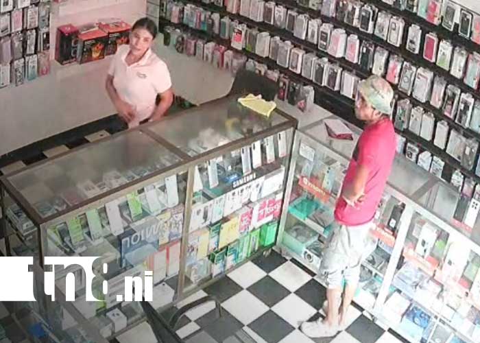 Foto: Sujeto se roba celular de exhibición en tienda de Chinandega / TN8