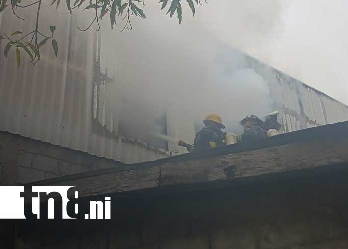 Foto: Incendio en una bodega de plásticos en Managua / TN8