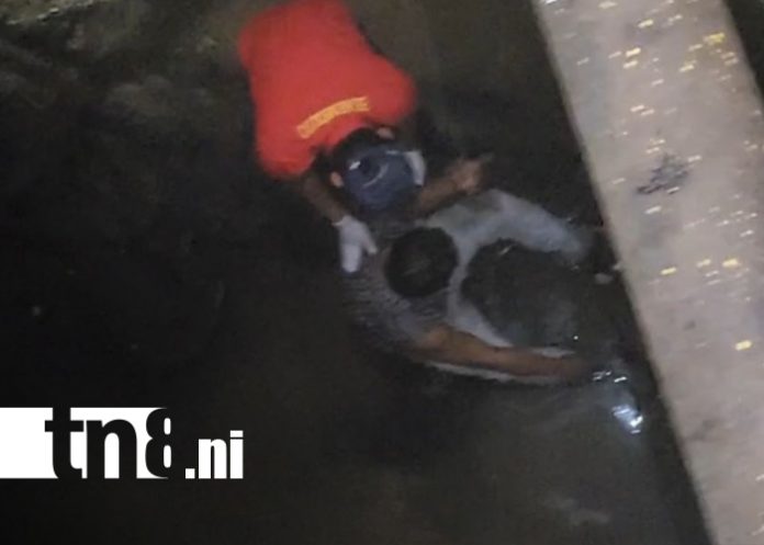 Foto: Bomberos rescatan a hombre de cauce en Masaya /TN8 Foto: Bomberos rescatan a hombre de cauce en Masaya /TN8