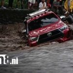 Imprudencia y poderosa lluvia casi le cuestan la vida a conductor en Sébaco Foto: Corrientes arrastran camioneta en Sébaco, Matagalpa / TN8
