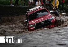 Foto: Corrientes arrastran camioneta en Sébaco, Matagalpa / TN8