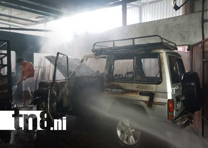 Foto: Jeep agarra fuego en un autolavado de Matiguás / TN8