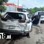 Microbús atropella a mujer y choca contra camioneta en Managua (VIDEO) Foto: Accidente con microbús de Managua deja a mujer con lesiones / TN8