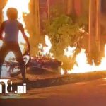 Fuego en plena calle de Río Blanco: Moto envuelta en llamas asusta a vecinos Foto: Incendio de moto en una calle de Río Blanco / TN8