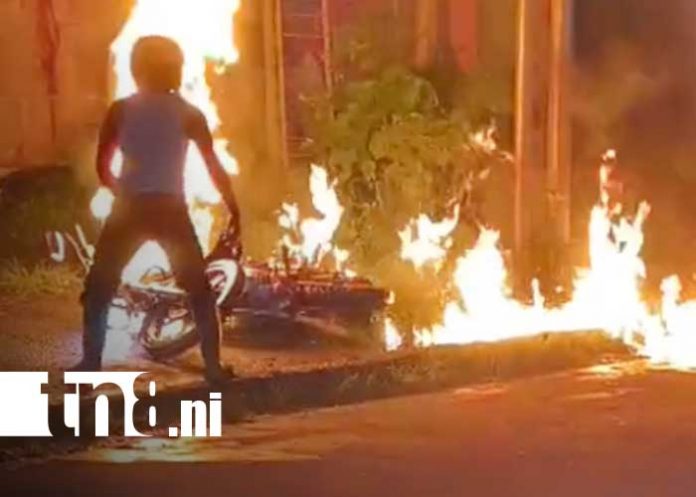 Foto: Incendio de moto en una calle de Río Blanco / TN8 Foto: Incendio de moto en una calle de Río Blanco / TN8