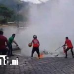 Motocicleta agarra fuego en Jinotega: Pobladores y bomberos actúan rápidamente Foto: Incendio en una moto sorprende una calle de Jinotega / TN8