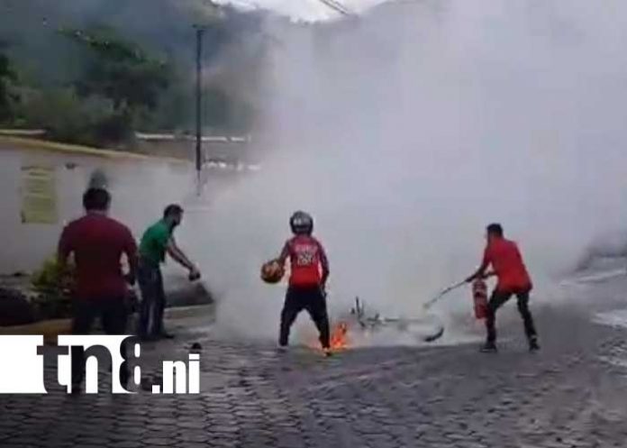 Foto: Incendio en una moto sorprende una calle de Jinotega / TN8 Foto: Incendio en una moto sorprende una calle de Jinotega / TN8
