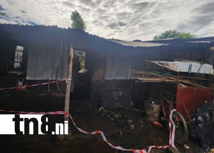 Foto: Fuego consume una vivienda en Los Brasiles / TN8 Foto: Fuego consume una vivienda en Los Brasiles / TN8