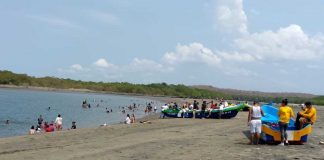 Foto: Desaparecen dos personas tras una ola en Poneloya, León / TN8