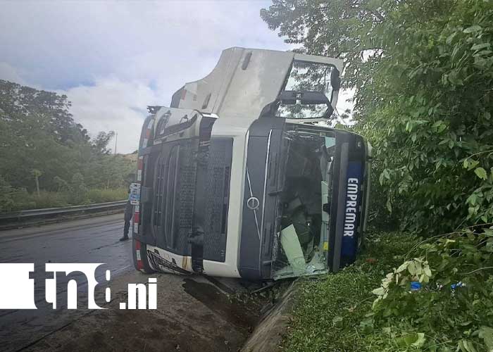 Foto: Vuelco de camión en la cuesta La Ponzoña, Río Blanco / TN8