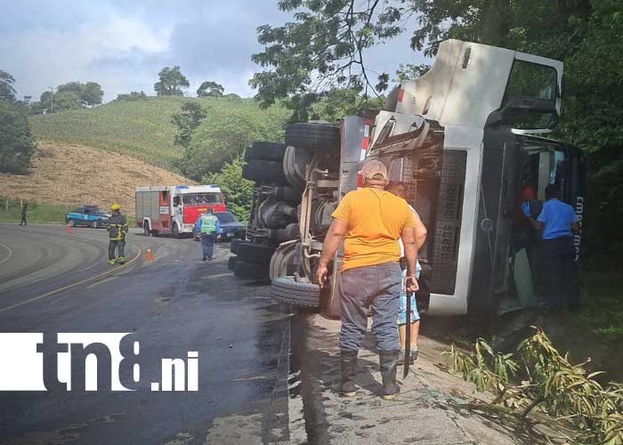 Foto: Vuelco de camión en la cuesta La Ponzoña, Río Blanco / TN8