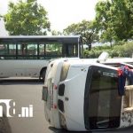 Otro choque: Bus de Managua impacta con camioncito cerca de Medicina Legal Foto: Accidente con bus de la Ruta 172 en Managua / TN8