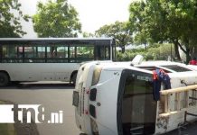 Otro choque: Bus de Managua impacta con camioncito cerca de Medicina Legal Foto: Accidente con bus de la Ruta 172 en Managua / TN8