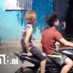 Menores al volante: Chavalos en moto dando vueltas en el D-VII de Managua (VIDEO) Foto: Chavalos en moto y sin casco en un barrio de Managua / TN8