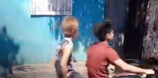 Foto: Chavalos en moto y sin casco en un barrio de Managua / TN8
