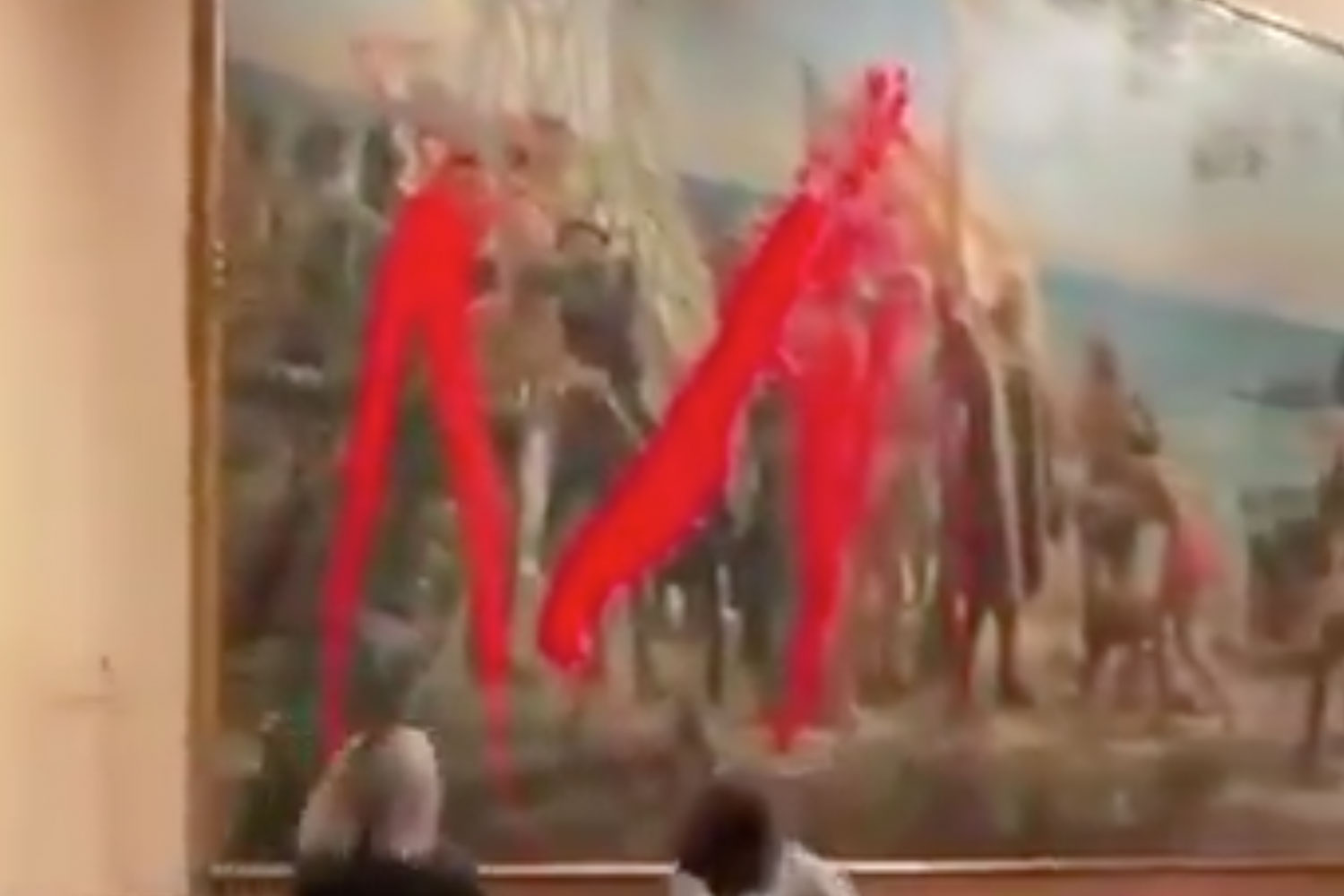 Foto: Activistas lanzan pintura a un cuadro de Cristóbal Colón en Madrid/ Cortesía