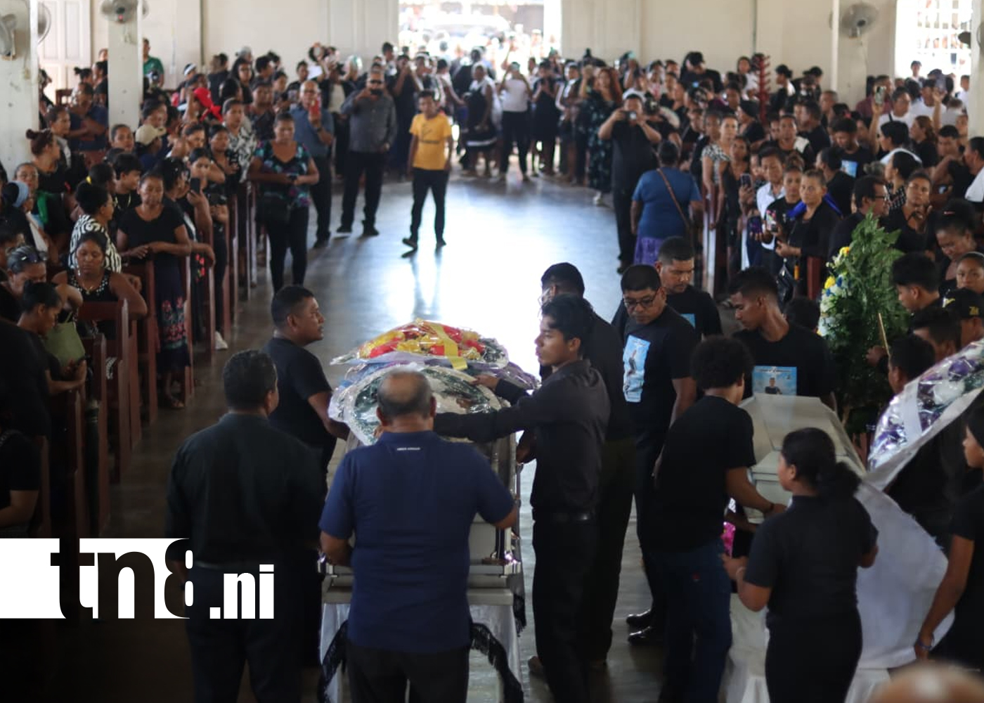 Foto: Dolor y lágrimas en Bilwi: madre e hijo reciben el último adiós /TN8