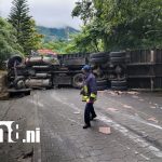 Camión de carga pesada se vuelca en carretera hacia Ocotal, Nueva Segovia Foto: Libran la muerte tras volcadura de camión en Ocotal /TN8