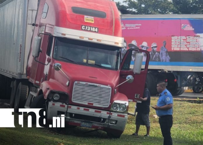 Foto: Choque entre un furgón y un carro dejó cuantiosas pérdidas materiales en Rivas/TN8