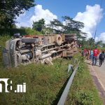 Camión cargado con sacos de broza se vuelca en carretera Bilwi – Tasba Pri Foto: Camión cargado con sacos de broza se vuelca en carretera Bilwi – Tasba Pri/TN8