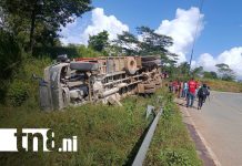 Foto: Camión cargado con sacos de broza se vuelca en carretera Bilwi – Tasba Pri/TN8